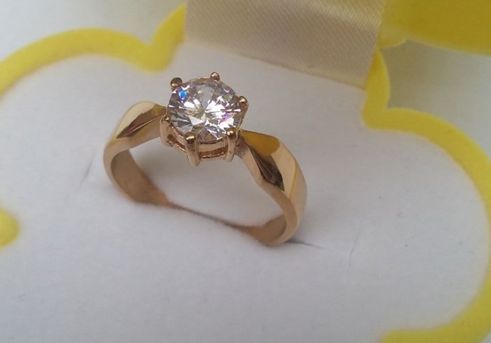 Producto: Anillo clásico Enchapado en oro 18k